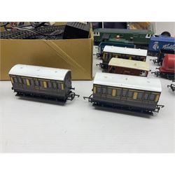 Hornby '00' gauge - Class 35 Hymek Diesel Hydraulic B-B locomotive No.D7063; Class 101 Holden Tank 0-4-0 locomotive No.101; nine wagons/coaches; track and controller; and 1978 catalogue; together with small quantity of loose Meccano with two booklets; all unboxed