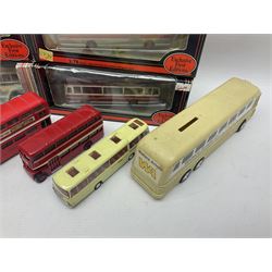 Thirty-one modern die-cast models of buses, coaches and wagons of various scales by EFE, Lledo, Oxford Die-Cast, Atlas etc, to include EFE 15702, 15704 and 15708 boxed; further models are unboxed 