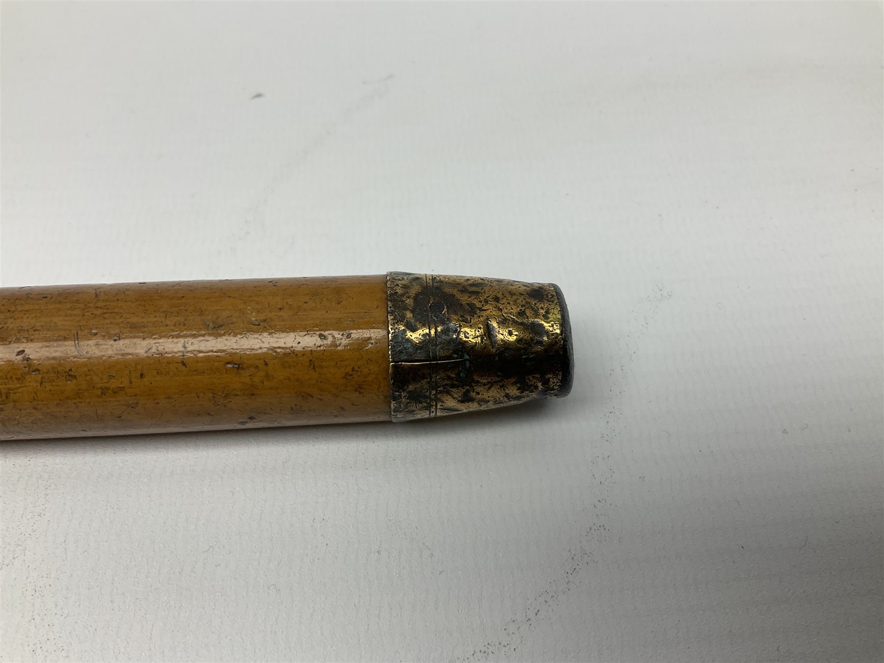 20th century walking cane, the carved wooden handle modelled as the head of a boxer dog with inset glass eyes and articulated and sprung jaw, upon a tapering Malacca shaft, L86.5cm