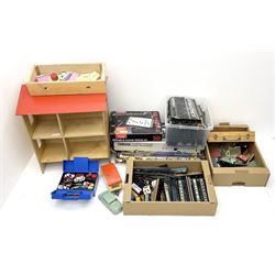 Quantity of Scalextric track, Yamaha electronic keyboard, Lima buffet cars and other train carriages with examples by Hornby etc, Matchbox cars in carrying case etc