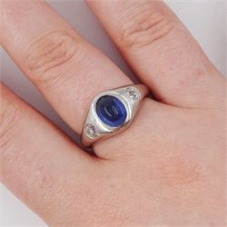 Platinum sapphire and diamond three stone ring, single cabochon sapphire of 1.65 carat, with a rubover set old cut diamond set either side, stamped 850 Plat, total diamond weight 0.42 carat