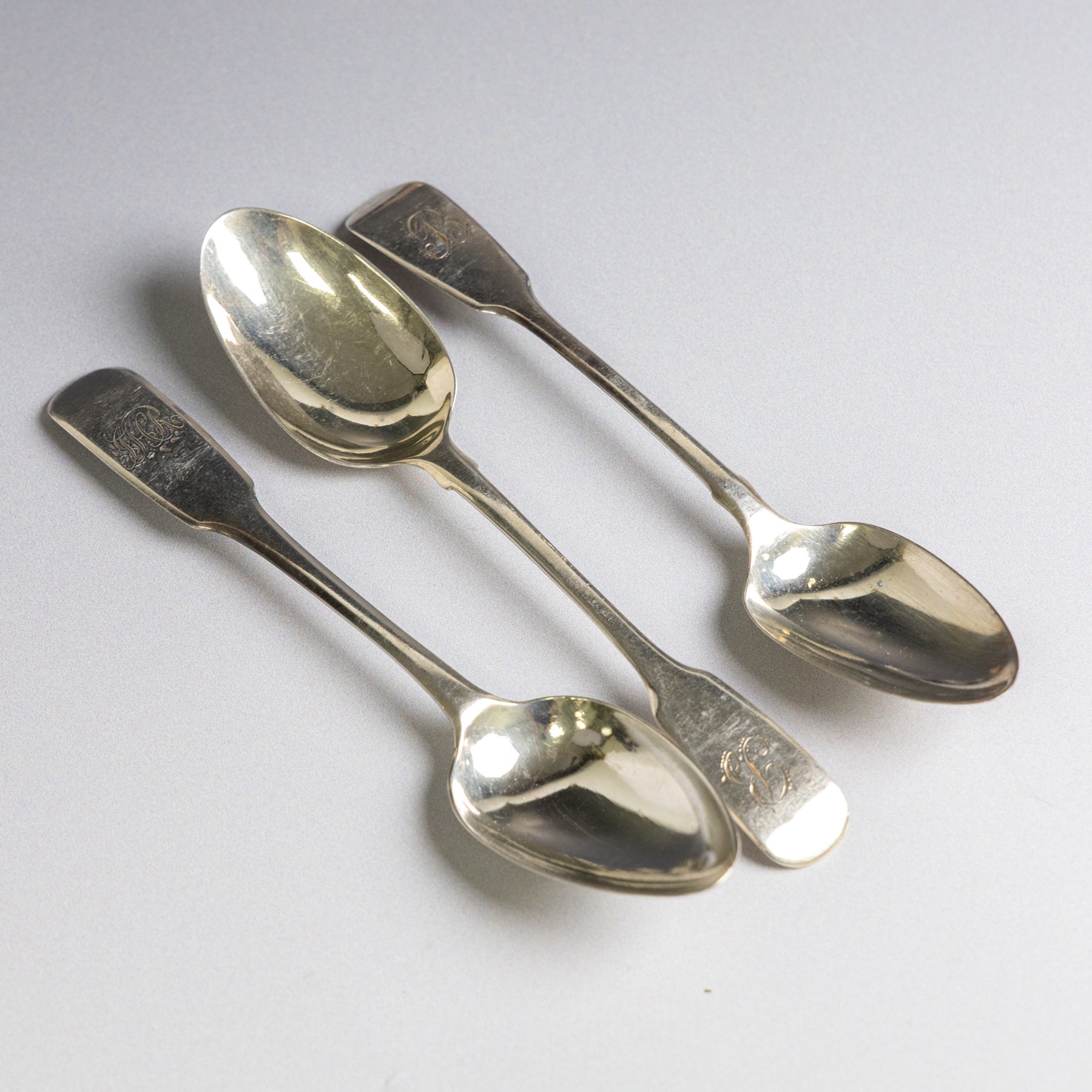 Twenty-one silver teaspoons, comprising set of six 1920s coffee spoons, set of three Kings pattern teaspoons, etc, all hallmarked
