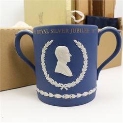 Wedgwood Royal Silver Jubilee commemorative loving cup, limited editon no. 445/500, boxed, Wedgwood 'The York Plate' boxed and other Jasperware in one box