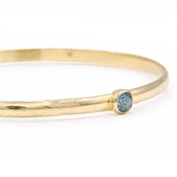 18ct gold fancy blue diamond bangle, bezel set with a single round brilliant cut diamond of approx 0.35 carat, stamped 750
