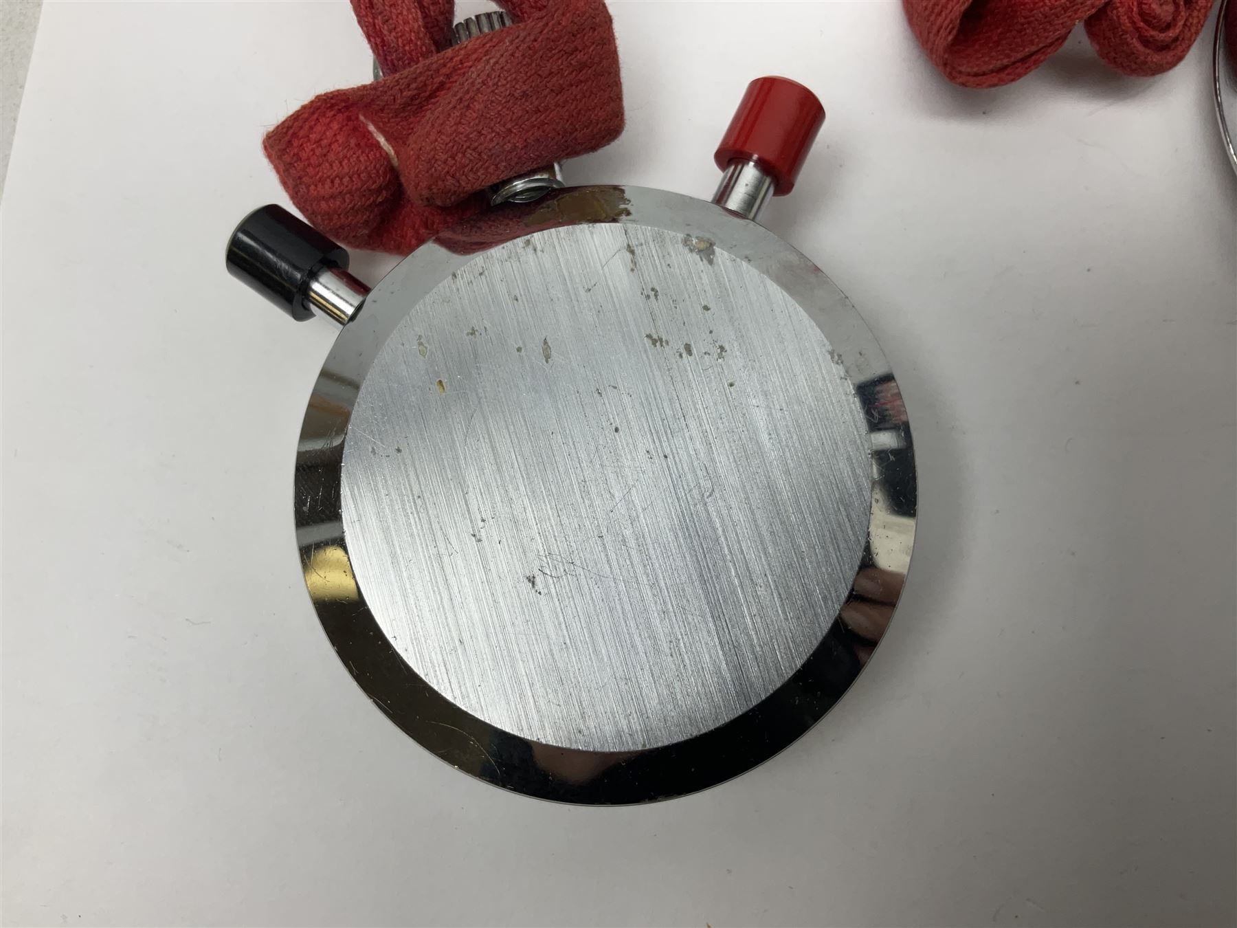 Nero Lemania - Royal Air Force type military stopwatch, outer black register for 60 seconds with 1/5th seconds divisions, inner red register to 100 with 1/10 divisions, subsidiary dial recording to 30 minutes, signed and marked with Broad Arrow, case back engraved '0552/521-3169' Broad Arrow '152/70'; together with a Balmaster Antichoc 1/10 4 Rubis stopwatch (2)