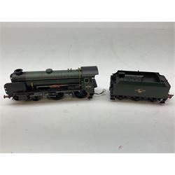 Hornby '00' gauge -Railroad Early BR Class 9F locomotive no. 92027, Class 2P 4-4-0 locomotive no. 40663 and Schools Class 4-4-0 locomotive 'Winchester' no. 30901, all DCC ready (3)