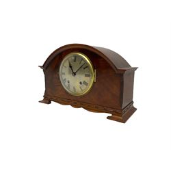 A mahogany cased 1950s spring driven mantle clock, striking the hours and half hours on a coiled gong, with an English ”Empire” eight-day movement and cylindrical steel pendulum, silvered dial with roman numerals, minute track and steel spade hands, within a glazed brass bezel.




