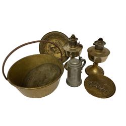 Jam pan, two oil lamps, pewter tankard and other metalware 