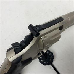 Smith and Wesson Model 686-8 .177 air pistol with satin finish, serial no.S0042397 with circular 10-shot magazine L37.5cm  NB: AGE RESTRICTIONS APPLY TO THE PURCHASE OF AIR WEAPONS.