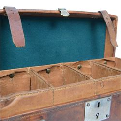 Cartridge magazine carrying case in leather, with five partitions with adjustable belts, the lid lined in green felt, with key, H23cm, L32cm, D13cm