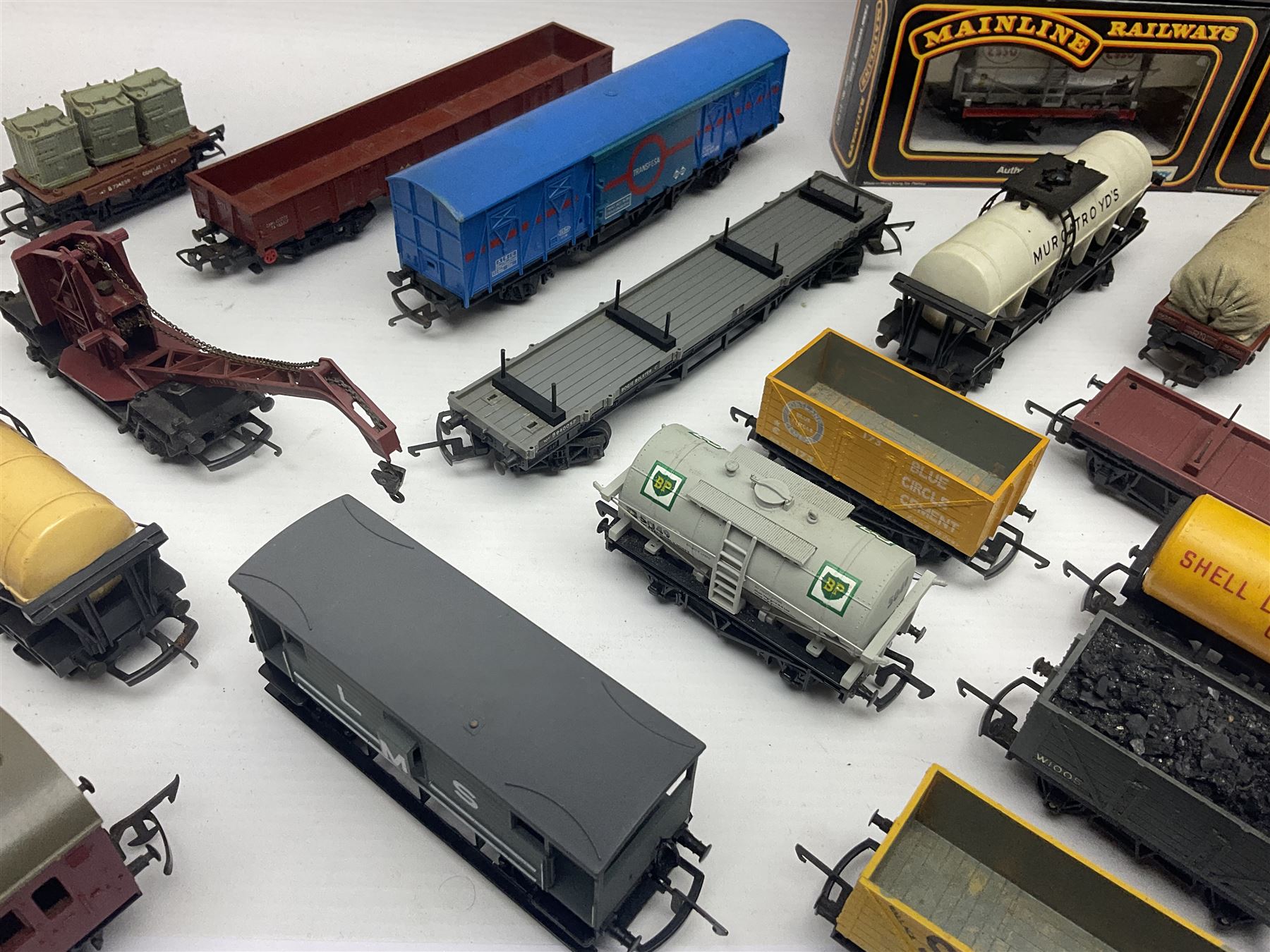 Various makers ‘00’ gauge - large quantity of rolling stock to include boxed Mainline, Graham Farish and Wrenn examples; loose examples to include Hornby, Tri-Ang, Joeuf etc 