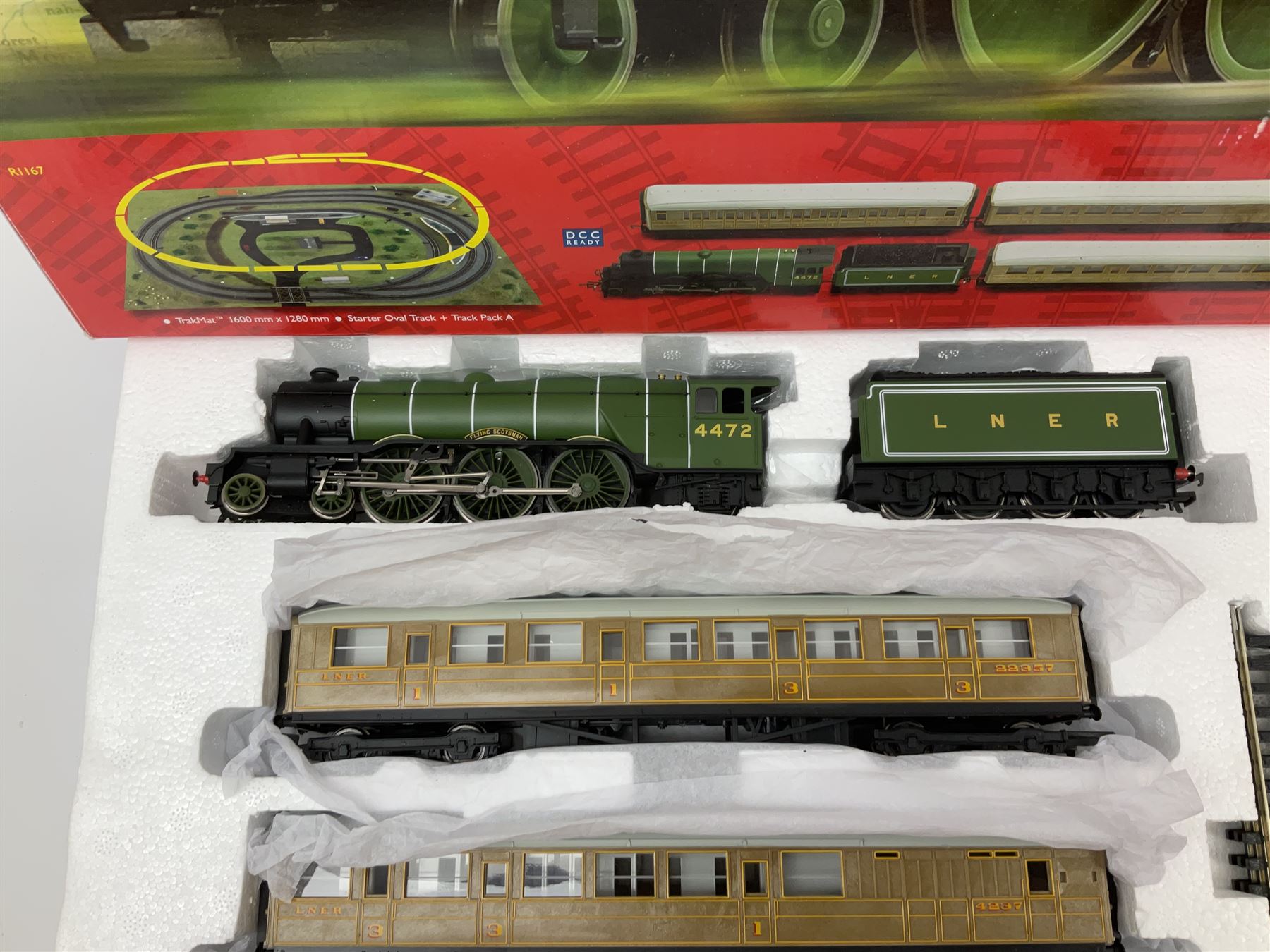 hornby-00-gauge-flying-scotsman-electric-train-set-with-class-a3-4