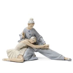 Lladro 'Closing Scene' figure, model 4935, W37cm 