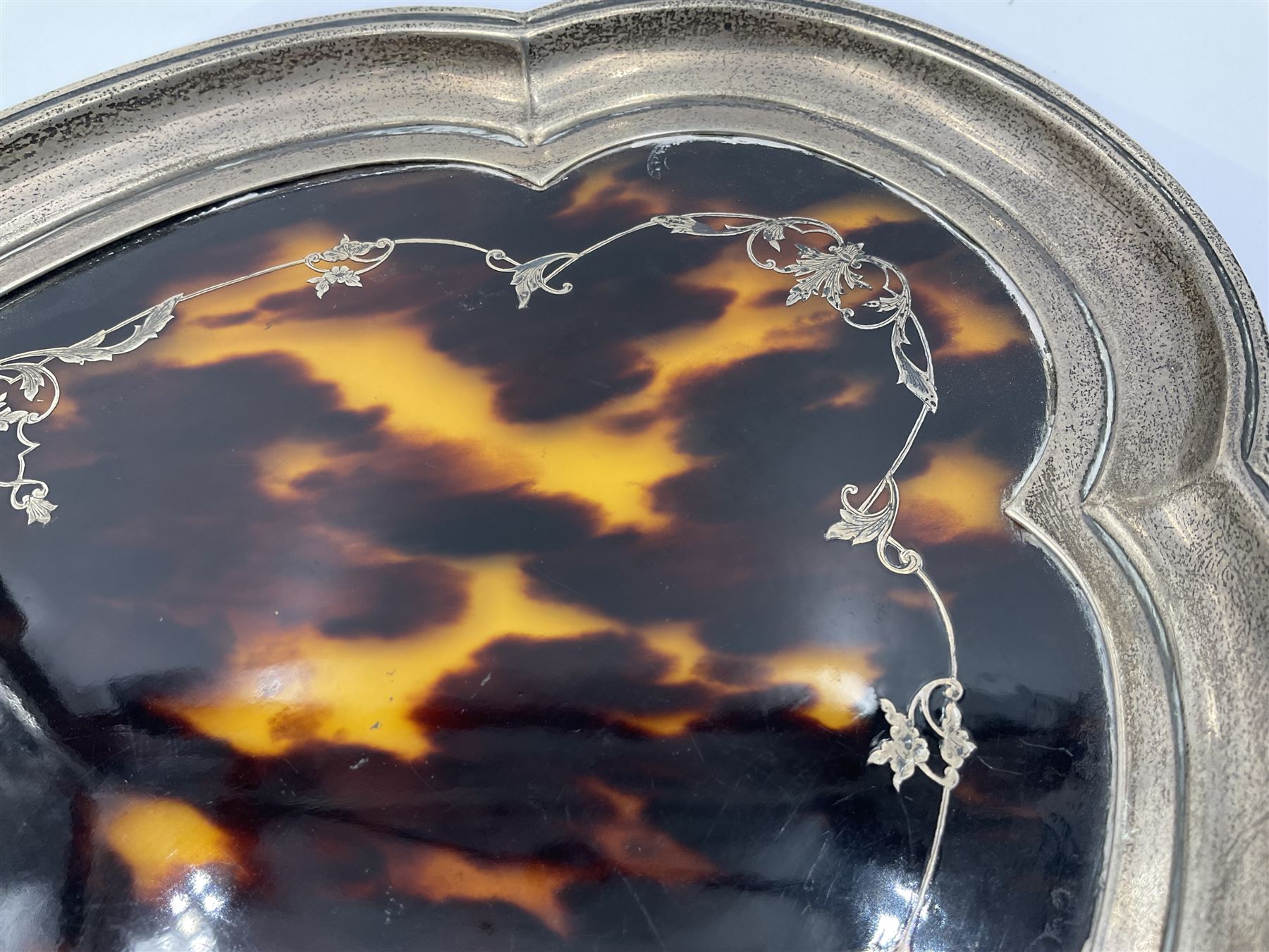 1920's silver and tortoiseshell dressing table tray, of quatrefoil form, the lobed silver edge encasing a tortoiseshell center with silver acanthus detail, hallmarked Elkington & Co Ltd, Birmingham 1921, L25cm W18cm