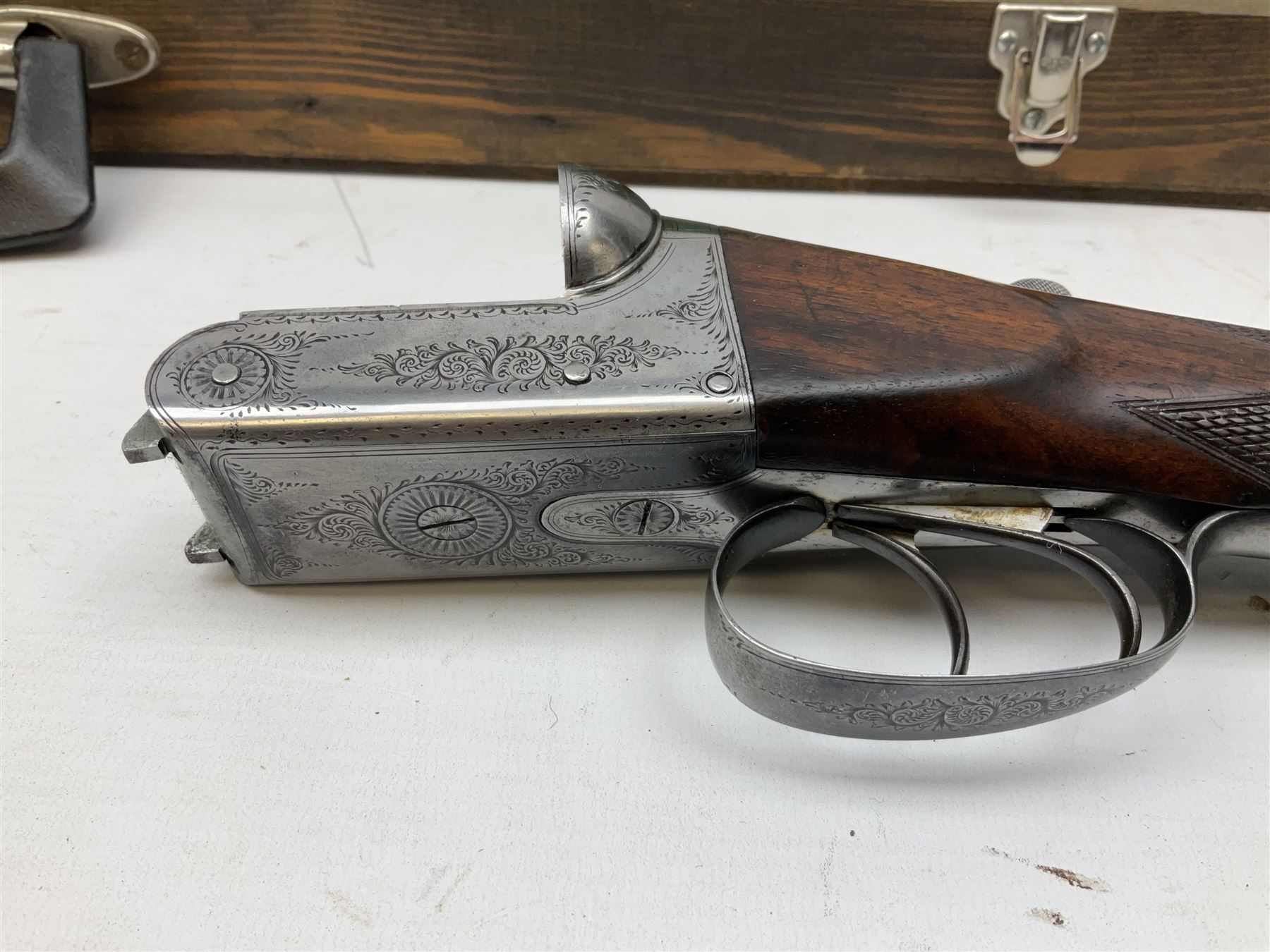 Midland Gun Company Birmingham & London 12-bore side-by-side box-lock non-ejector double barrel shotgun with 76cm damascus barrels, Prince of Wales style walnut stock with chequered grip and fore-end, top safety and engraved lock no.62160 L120cm overall; in scratch built baize lined wooden case. SHOTGUN CERTIFICATE REQUIRED.