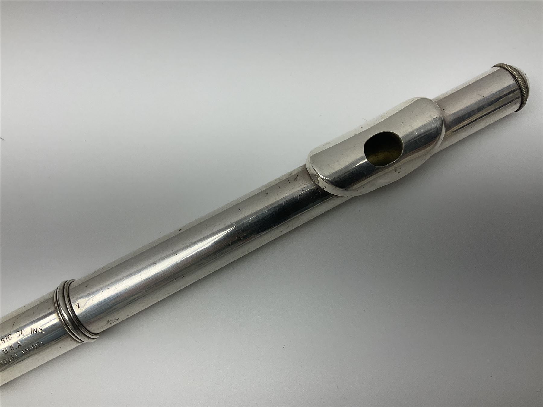 Boosey & Hawkes London Regent three-piece flute, serial no.345447; in B&H Bandhite hard carrying case; and Deg Music Company Inc. USA Claudel Model three-piece flute, serial no.491718, in hard carrying case (2)