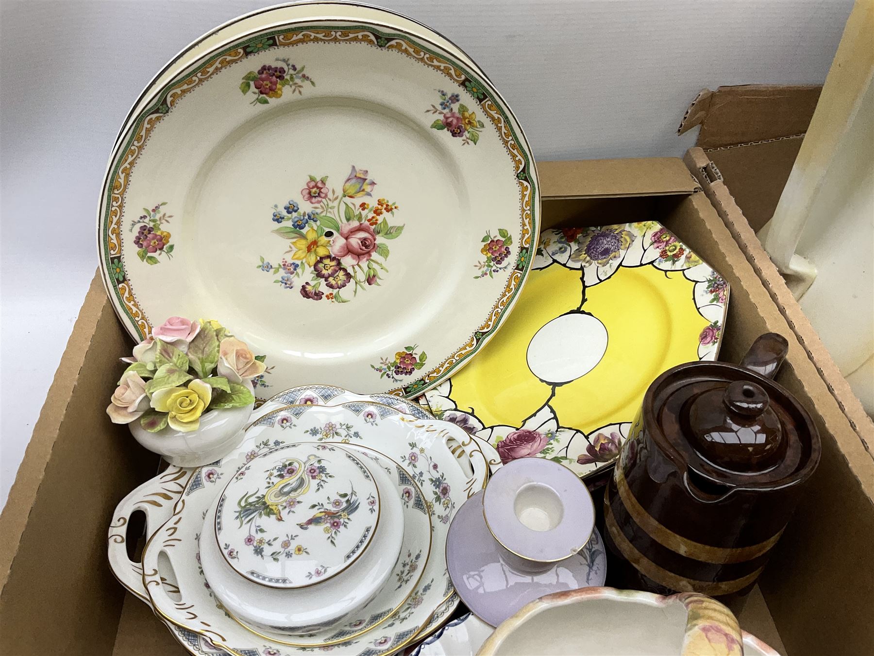 Quantity of Victorian and later ceramics to include Vohenstrauss Bavaria Johann Seltmann tea and dinner wares, pair of Lichte GDR lidded vases, Fapodel lidded vase etc