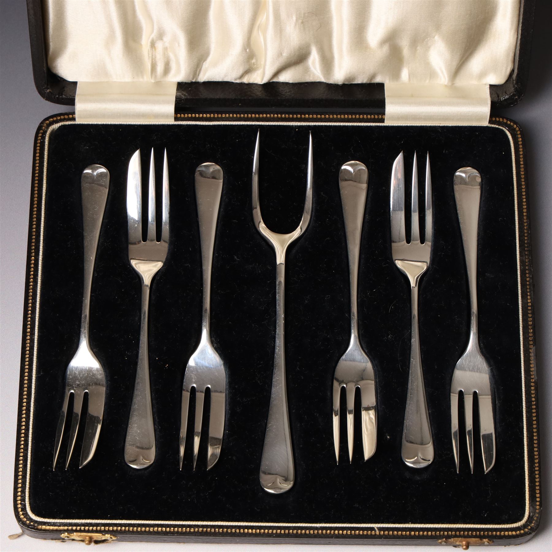 Set of six silver pastry forks and serving fork, cased Birmingham 1931 Maker Arthur Price & Co