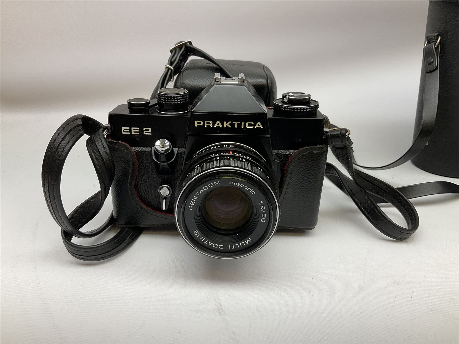 Quantity of Cameras , Lenses and Table Top Viewer- To be assessed 
Collection of cameras, lenses and photography equipment, to include Praktica EE2, Kowa SE, Kodak 66 model II, Inovar, lens Carl Zeiss Jena DDR Flektogon 2.4/35, lens Pentacon Electric f/2.8 135mm, Sunpak auto 2020, tripod  etc, together with a pair of Mark Scheffel 10x50 field binoculars.  