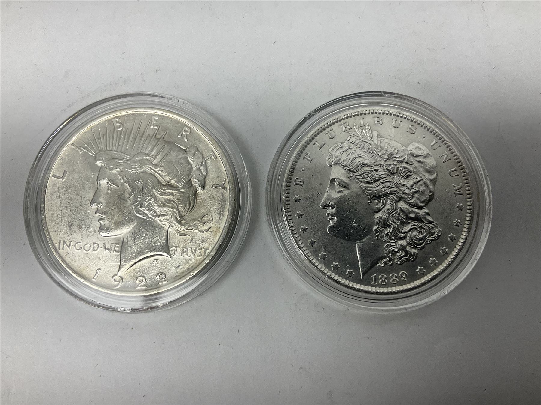United States of America coinage including 1889 Morgan dollar, 1922 Peace dollar 1943 Liberty half dollar, 1982 commemorative half dollar etc