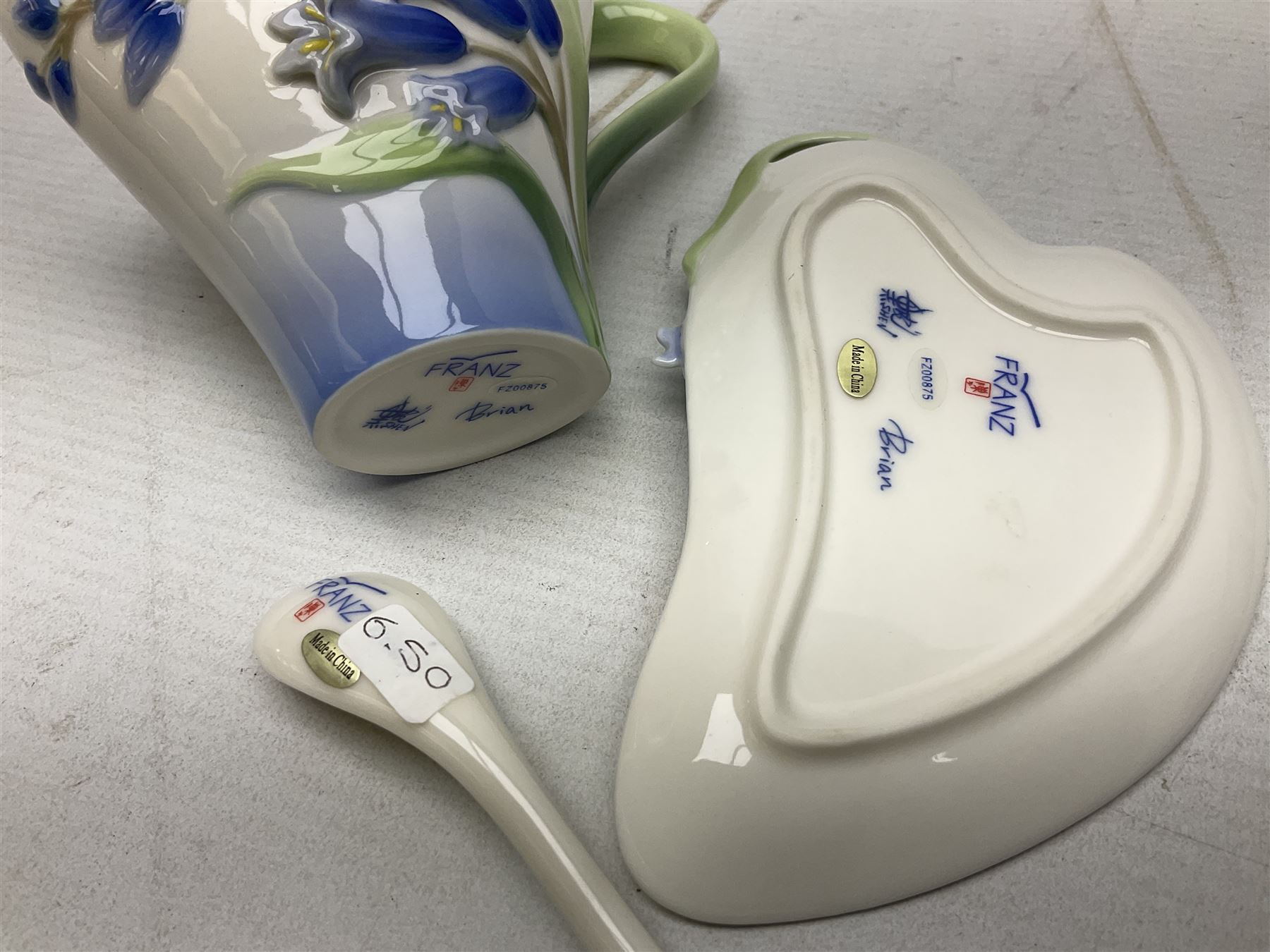 Five Franz teacups and saucers comprising Hummingbird FZ00129, Bluebell FZ00875, Dragonfly FZ00028, Butterfly XP1693 and Daisy FZ00793, together with Hummingbird spoon, all boxed (6)