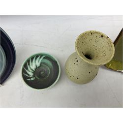 Studio pottery, comprising Finnish Arabia pattern dish, marked Gog/KO to reverse, dish with repeating foliate pattern upon a green ground, trinket dish and a vase of baluster form with mottled decoration, vase H12.5cm 