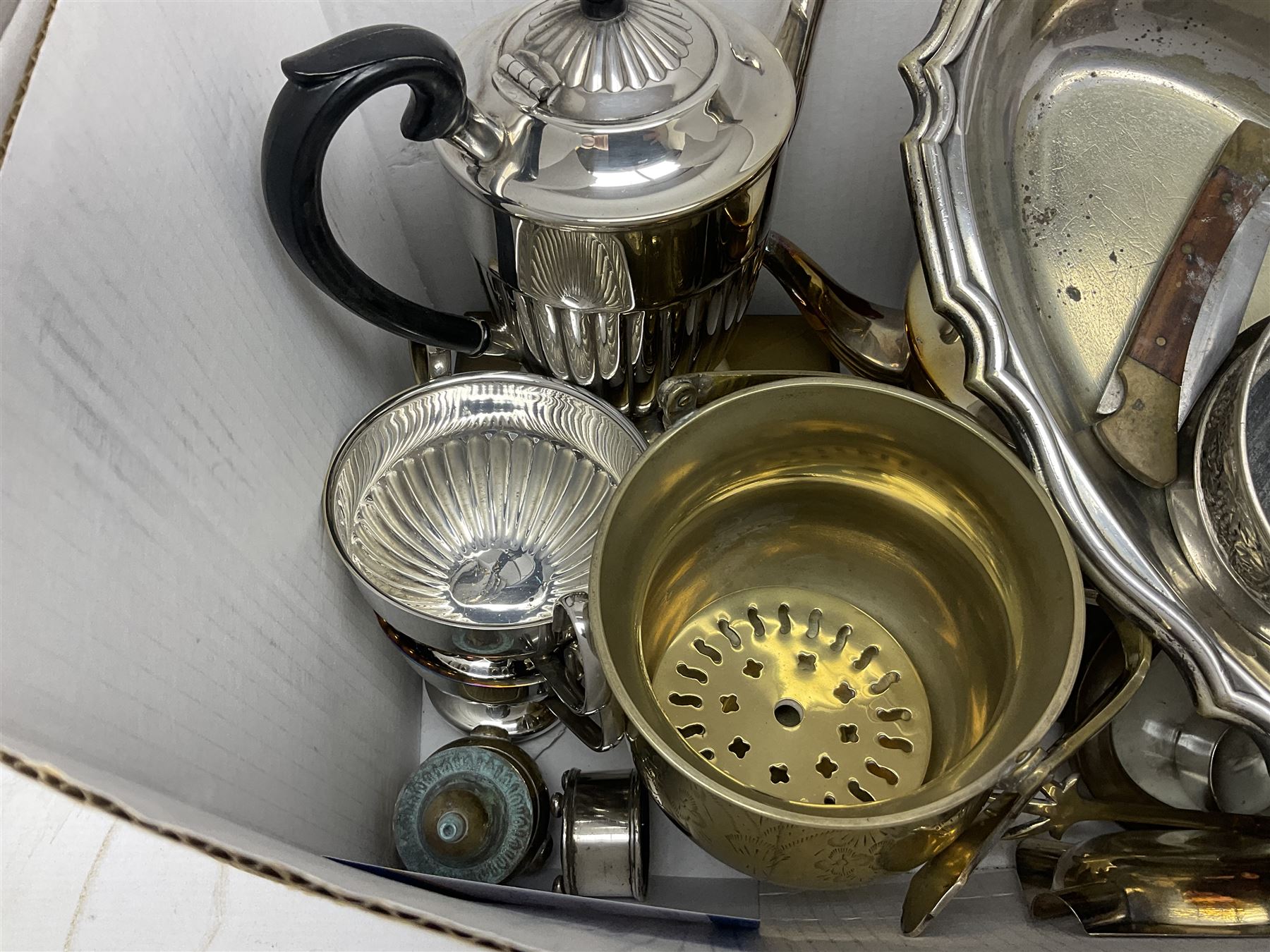 Assorted silverplate and other metalware including vesta, cutlery, cruet set etc. 