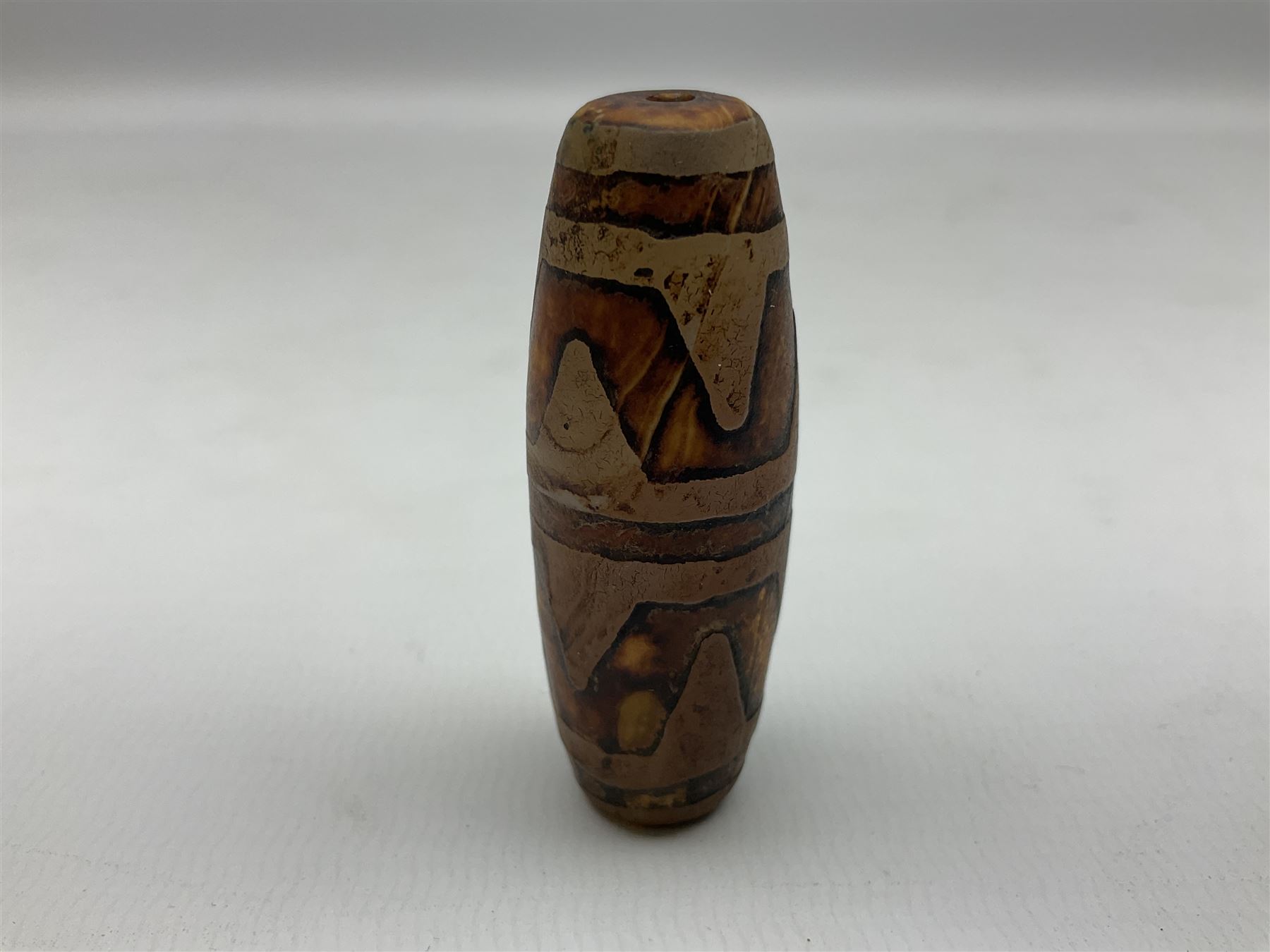 Tibetan dzi bead, decorated with a double tiger tooth pattern, L5cm