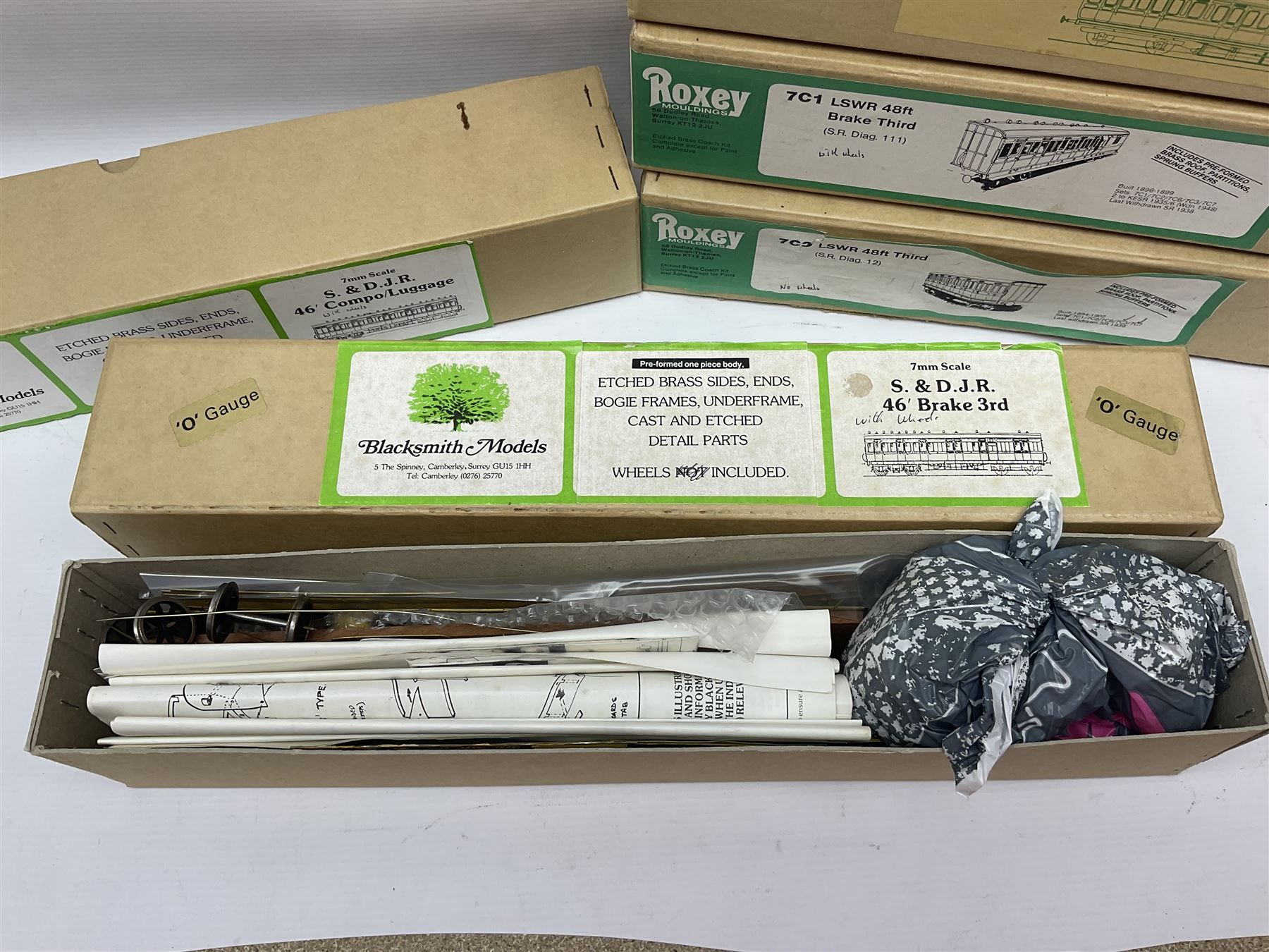 Eighteen boxed '0' gauge model railway kits for coaches and wagons from various makers, to include Roxey Mouldings, Slater’s Wagon Kits, Parkside Dundas, Blacksmith Models etc, all in original boxes (18)