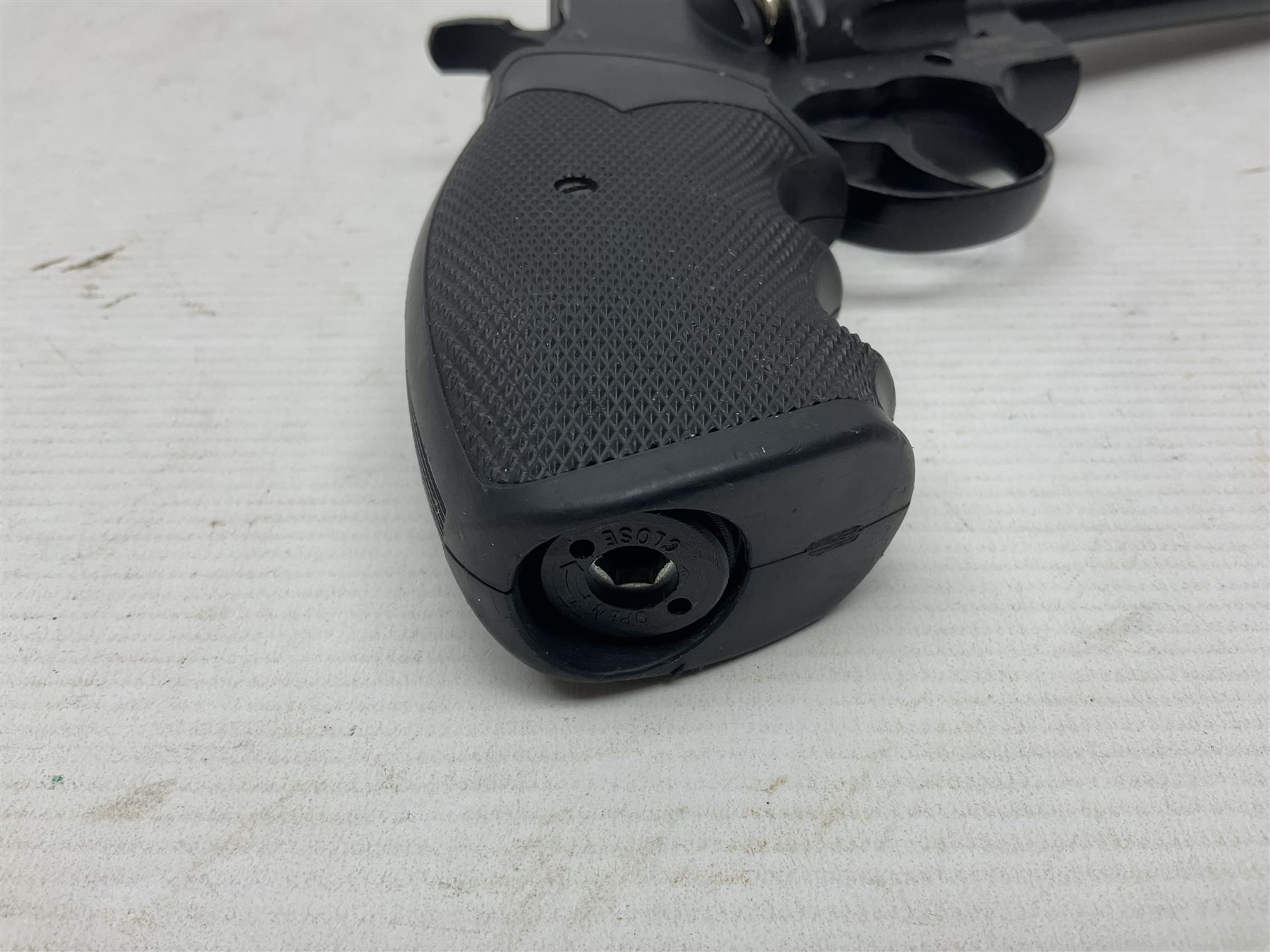 Marksman 1018 spring action BB pistol, serial no.121912951321, L27cm in original packaging with ball dispenser; and KWC .177 cal. CO2 revolver, serial no.31128882, L31cm (2)  NB: AGE RESTRICTIONS APPLY TO THE PURCHASE OF AIR WEAPONS.