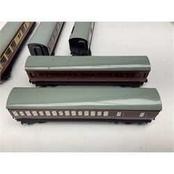 Hornby Dublo - fourteen passenger coaches including Southern Suburban Stock, Gresley Stock, Stanier Stock etc; and TPO Mail Van; all unboxed (15)