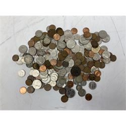 Mostly United States of America coinage, including 1828 one cent, buffalo nickels, various half dollar and dollar coins etc