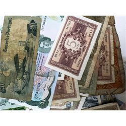 Great British and World banknotes, including Bank of England Hollom ten pounds 'A18' and five pounds 'N12', Fforde ten pounds 'A70' and five pounds 'Z26', various one pound notes, Central Bank of Belize one dollar '1st January 1987', Canada one dollar 'Ottawa 1973' etc