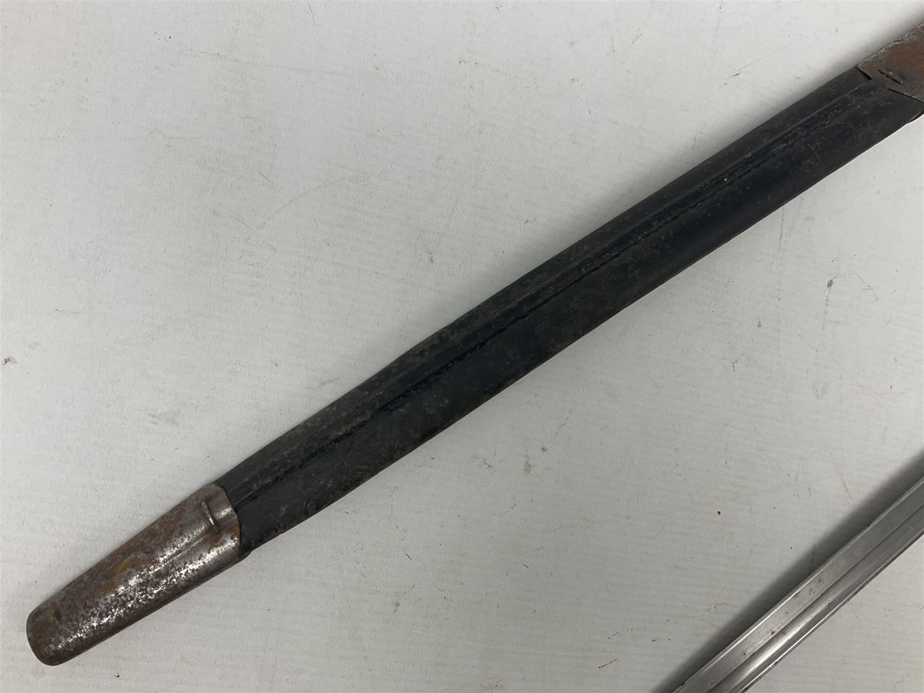 WW1 British 1907 pattern bayonet, the 43cm single edged fullered blade stamped to the ricasso with a crown GR cypher 1907 8 15 Sanderson, with various ordnance marks verso, two piece walnut grip, pommel stamped 1HLI 354; in steel mounted leather scabbard stamped 140 to the throat L57cm overall