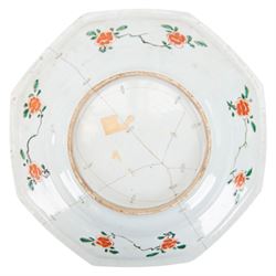  Kangxi period octagonal famille verte charger, decorated with birds and flowers, within a baorder of phoenixes and peonies, D32cm