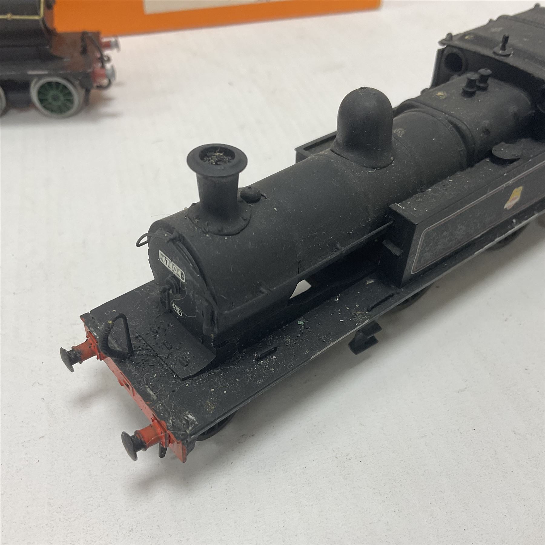 ‘00’ gauge - two kit built steam locomotives comprising NC 118 Nu-Cast LNER C13 (ex Great Central) 4-4-2 Tank locomotive no.67404 in BR black with original box; together with similar Great Central 4-4-2 Tank locomotive in green (2) 