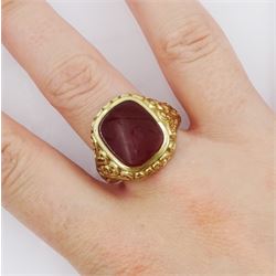 9ct gold carnelian signet ring, London 1975