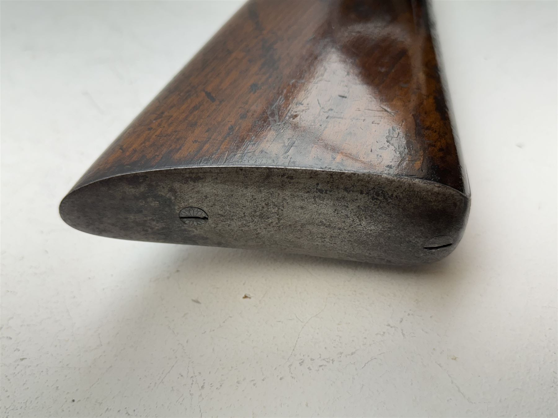 19th century William Percy (of Malton) air rifle with medially ribbed round ball reservoir, the 67cm (26.5