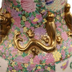Chinese canton famille rose floor standing vase, decoration with panels depicting court scenes, surrounded by birds and flowers, with applied gilded Fo dogs and salamanders, H94cm
