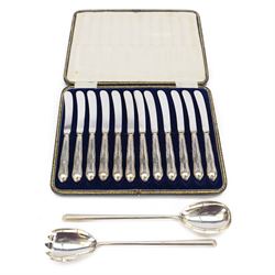 Pair of early 20th century silver salad servers, hallmarked John Grinsell & Sons, Birmingham 1919 or 1938, together with a set of twelve early 20th century silver handled butter knives, hallmarked Yates Brothers, Sheffield 1918, contained within a fitted case