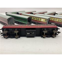 Hornby Dublo - fourteen passenger coaches including Southern Suburban Stock, Gresley Stock, Stanier Stock etc; and TPO Mail Van; all unboxed (15)