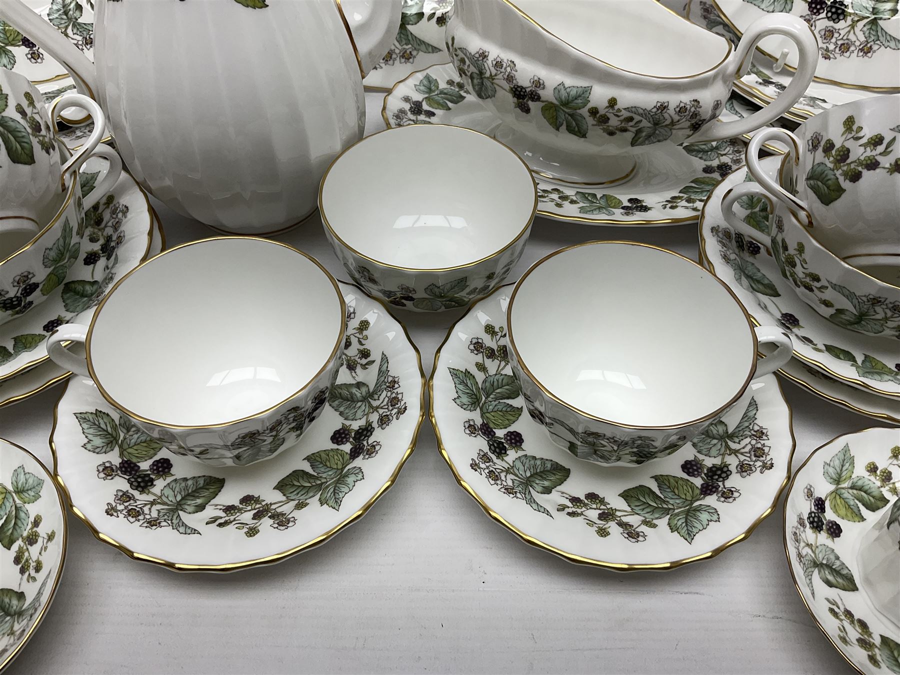 Royal Worcester Lavinia pattern dinner and tea wares comprising