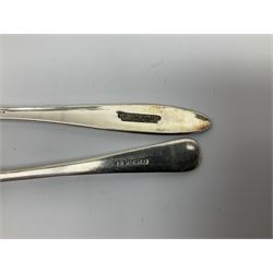 Oneida Community silver plated cutlery in the Mansion House pattern, comprising fithteen teaspoons, twelve soup spoons and six serving spoons together with matched cutlery, compromising fourteen forks, twentythree knives, twelve spoons, ten dessert spoons, one teaspoons,and a selection of other cutlery. 