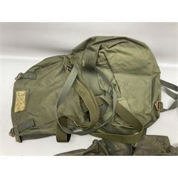 Falklands War - Argentine Special Forces beret with metal badge reputedly taken at Goose Green May 28th 1982 by Cpl. Hudson attached to 2 Para; together with an Argentine Gas Hood (2)