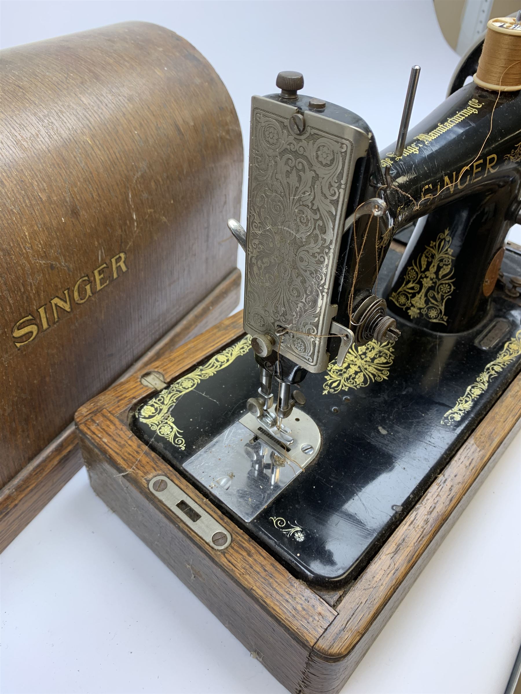 A cased vintage Singer hand crank sewing machine. - Decorative Antiques