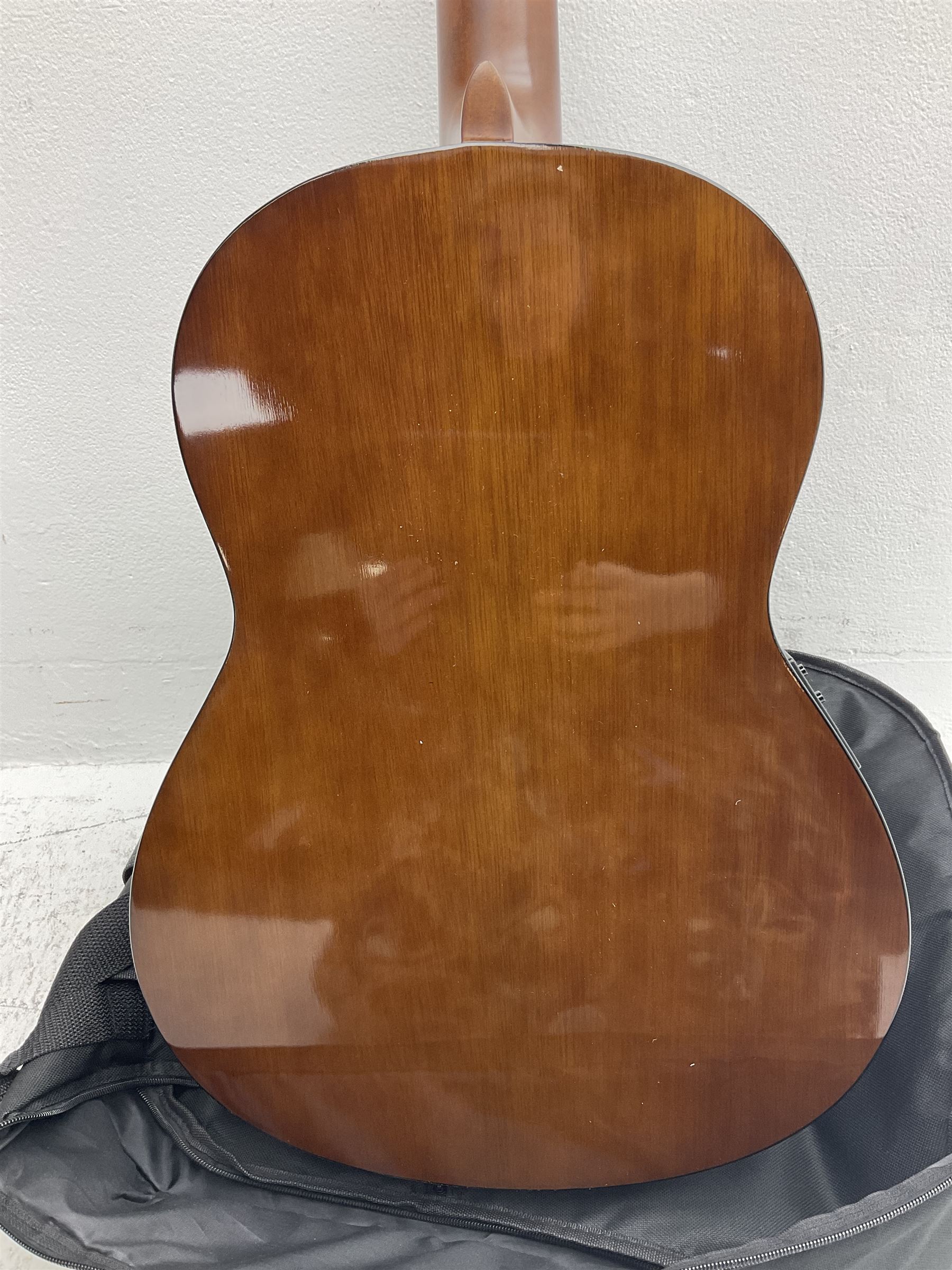 Yamaha CX40 electro-acoustic guitar L102cm in Tanglewood soft Gig-Bag