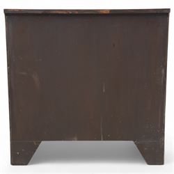 Early 20th-century Georgian design mahogany serpentine chest of drawers, rectangular-shaped top over a brush slide, and four long graduated drawers with brass swan neck handles, serpentine-shaped apron, raised on splayed front feet 