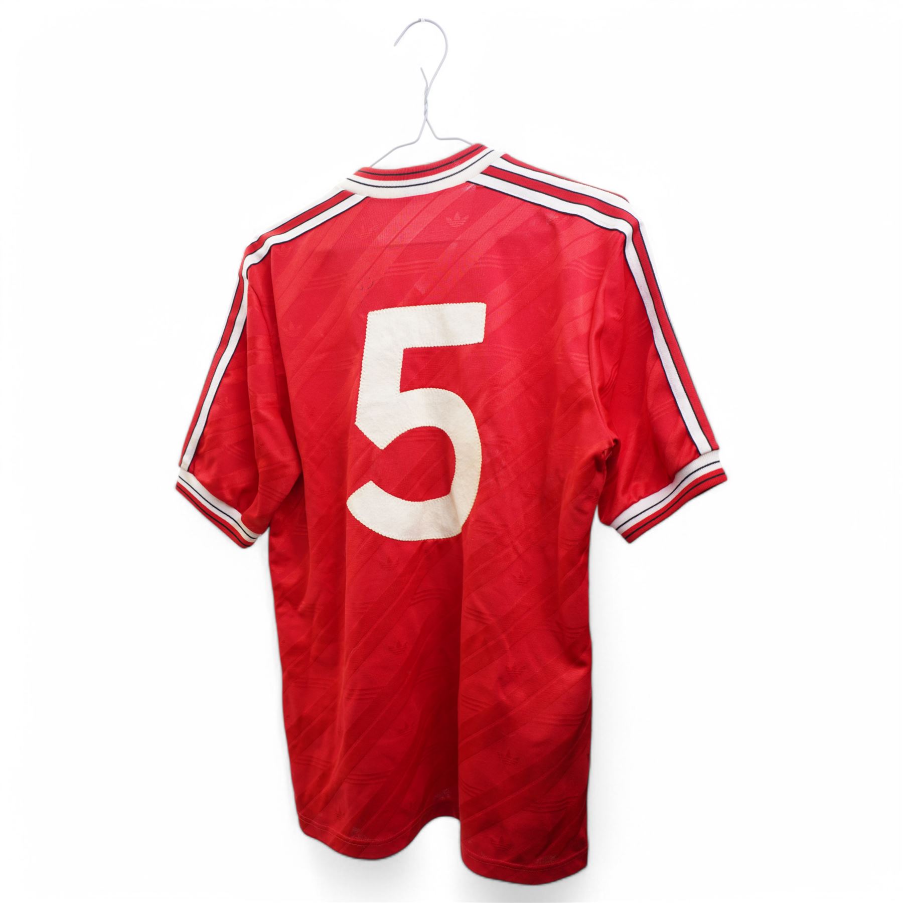 Manchester United 1986 signed football shirt, size large, signatures to include Bryan Robson, Norman Whiteside, Clayton Blackmore, Chris Turner, Mike Duxbury, Remi Moses, Jesper Olsen and others 