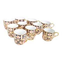 Royal Crown Derby Imari 2451 pattern, cups and saucers of various sizes, comprising ten cups and nine saucers  