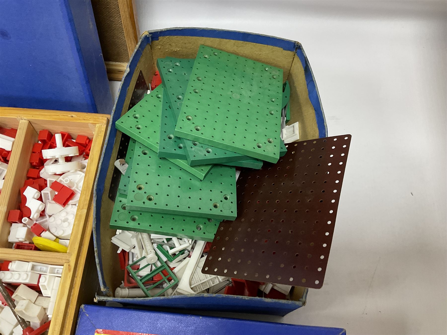 Large quantity of 1950s Bayko construction components, some in original boxes
